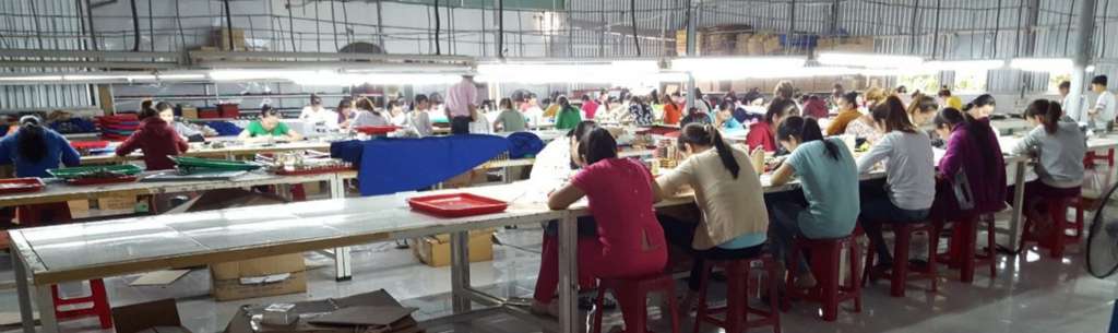 Công nhân đang kiểm tra chất lượng sản phẩm